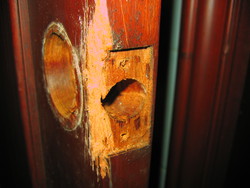 La porta del bagno degli ospiti dopo il trattamento antichiusura