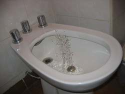 Gli argentini sono troppo avanti: ecco a voi il superbide' con il getto d'acqua verticale frescolino ed emolliente.
