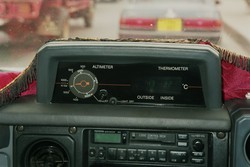 Il termometro della jeep certifica il caldo di Dar-es-Salaam: 32 gradi in macchina con aria condizionata a palla, 43 all'esterno