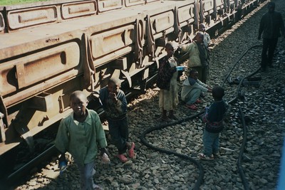 Ad ogni fermata del treno, i bambini si avvicinano ai finestrini