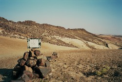 Le uniche tracce del passaggio dell'uomo sono i cartelli delle rilevazioni geologiche