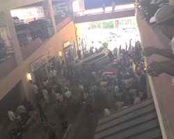Nel centro commerciale Bella Vista Mall di Santo Domingo qualcuno ha fatto un parcheggio un po'... lungo. Ma il bello e' che non e' la prima volta che capita! (Notate il muretto rotto in alto a sx... la macchina grigia e' caduta da li' !!!)