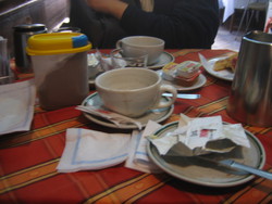 Buenos Aires: i resti di una delle colazioni megagalattiche a base di churros con dulce de leche e latte con cola cao. Se non sapete cosa sono vi siete persi qualcosa di molto buono.