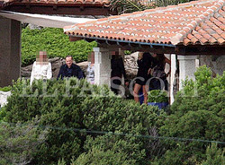 Un grande statista si gode un momento di relax: Silvio Berlusconi a Villa Certosa. Nel verde della boscaglia spunta un notevole stacco di cosce. 