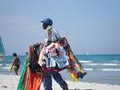 Un venditore ambulante in spiaggia